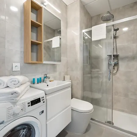 New Comfort 828 By Bookinghost *