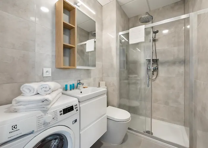 New Comfort 828 By Bookinghost *